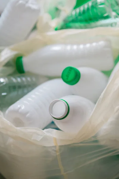 Plastic alb și verde folosit în pungile albe — Fotografie, imagine de stoc