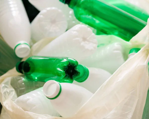 Używany biały i zielony plastik w białych torbach — Zdjęcie stockowe