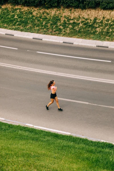 Donna formazione su strada — Foto Stock