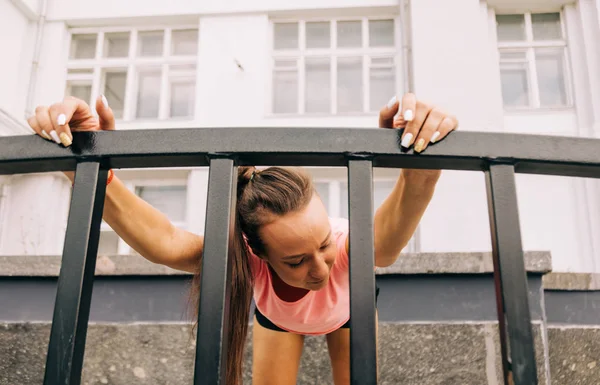 Mujer Entrenamiento en la calle —  Fotos de Stock