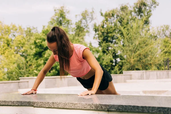 Mujer Entrenamiento en la calle  . —  Fotos de Stock