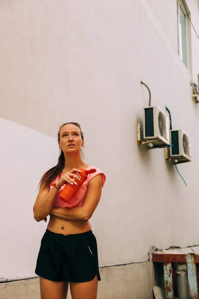 Woman Training On Street — Stockfoto