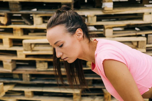 Mujer Entrenamiento en la calle —  Fotos de Stock