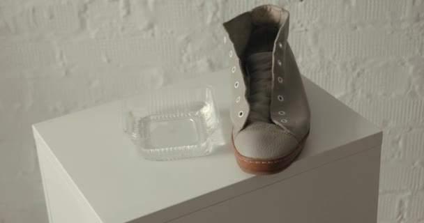 Gebrauchte Schuhe Auf Weißem Hintergrund — Stockvideo