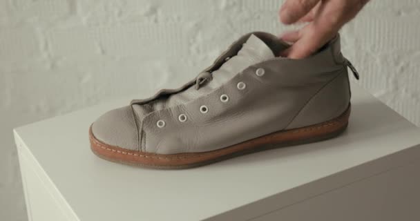 Beyaz Arkaplanda Kullanılmış Ayakkabılar — Stok video