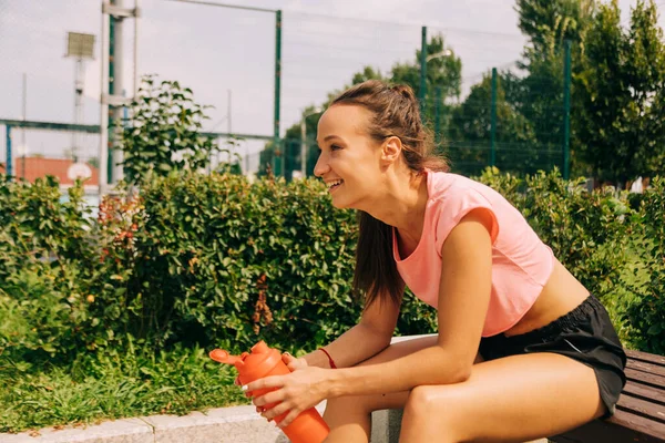 Szczęśliwa kobieta odkryty — Zdjęcie stockowe