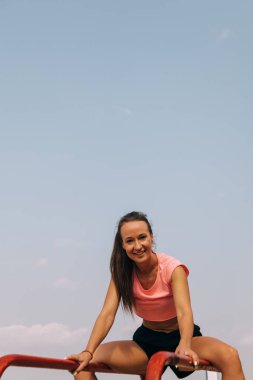 Sokaklarda mutlu kadın eğitimi.