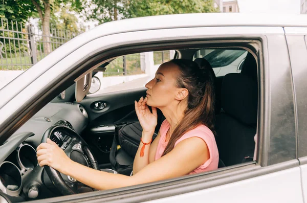 Mujer real dentro del coche — Foto de Stock