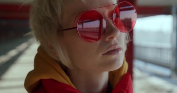 Lesbisk Kvinna Stora Röda Solglasögon Utomhus — Stockvideo