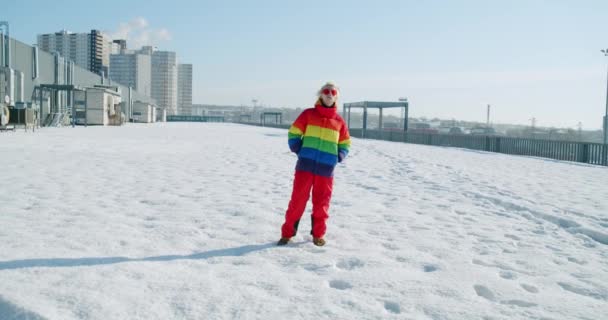 Lesbisk Kvinna Stora Röda Solglasögon Utomhus — Stockvideo