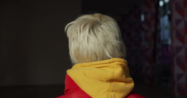Blond Vrouw Met Masker Straat — Stockvideo