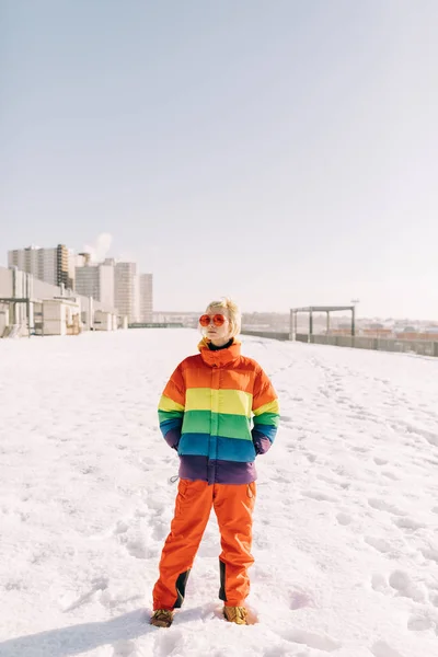 Androgyne Frau in der Regenbogenjacke — Stockfoto