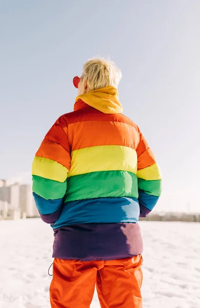 Androgyne kvinna i regnbåge jacka — Stockfoto