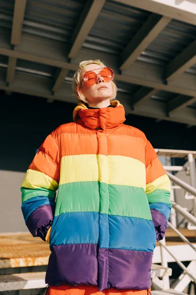 Androgyne Frau in der Regenbogenjacke — Stockfoto