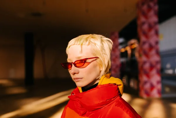 Nahaufnahme einer androgynen Frau mit roter Sonnenbrille — Stockfoto