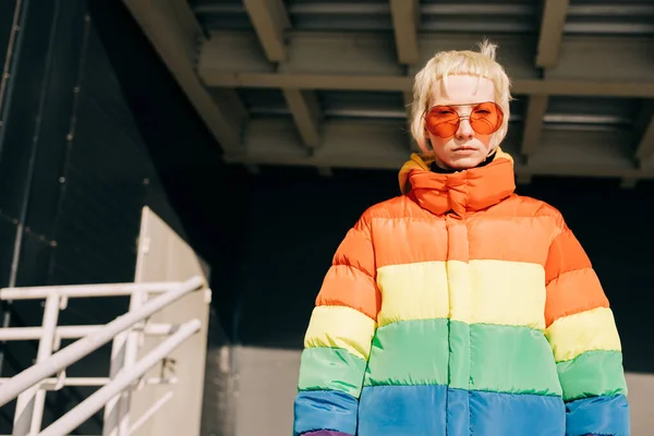 Androgyne Mujer en la chaqueta del arco iris — Foto de Stock