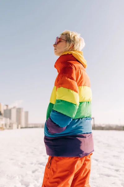 Androgyne Frau in der Regenbogenjacke — Stockfoto