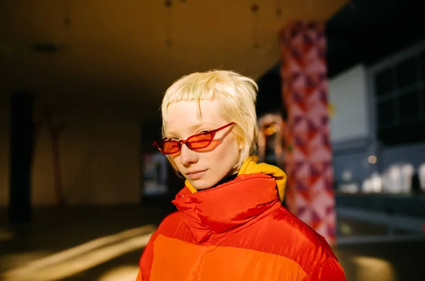 Κλείσιμο του Androgyne γυναίκα με κόκκινα γυαλιά ηλίου — Φωτογραφία Αρχείου
