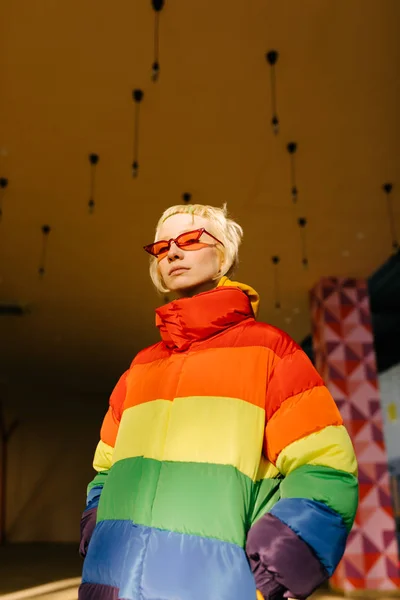 Androgyne Frau mit roter Sonnenbrille — Stockfoto