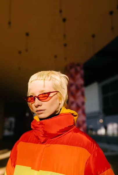 Androgyne Kobieta w czerwonych okularach na ulicy — Zdjęcie stockowe