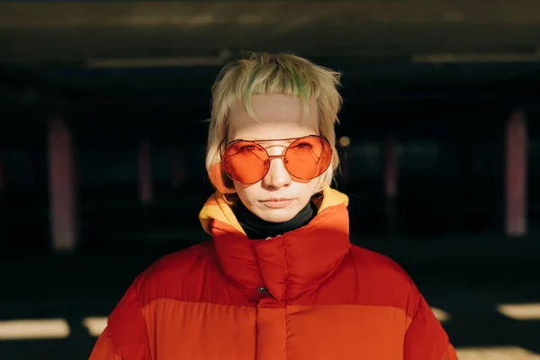 Primer plano de Androgyne Mujer con gafas de sol rojas —  Fotos de Stock