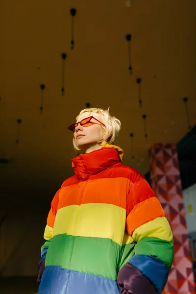 Androgyne Frau mit roter Sonnenbrille — Stockfoto
