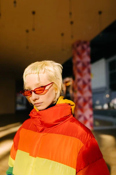 Primer plano de Androgyne Mujer con gafas de sol rojas — Foto de Stock