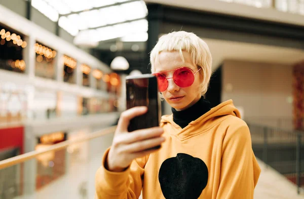 Androgyne žena dělat selfie uvnitř — Stock fotografie