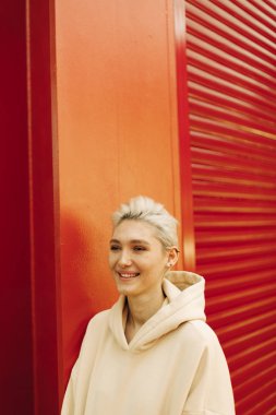 Sarışın, kısa saçlı genç kadın.