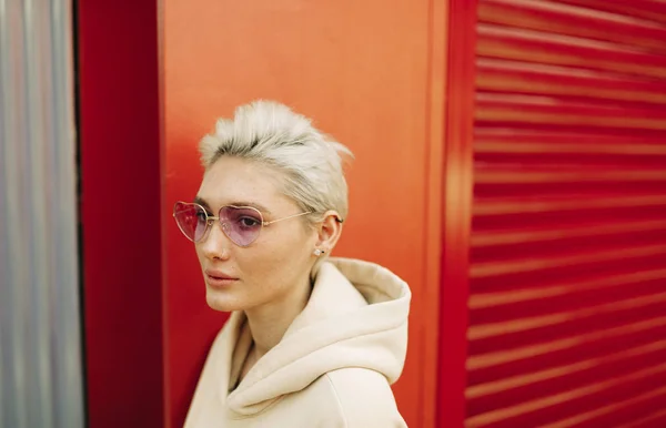 Mujer joven rubia con gafas de sol rosas —  Fotos de Stock