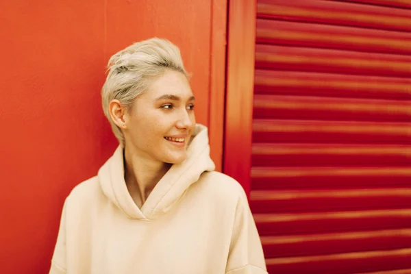 Blond jong vrouw met kort haar — Stockfoto