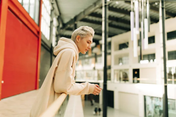 Jeune femme blonde aux cheveux courts à l'intérieur — Photo