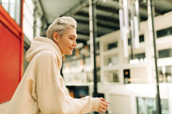 Blonde junge Frau mit kurzen Haaren drinnen — Stockfoto