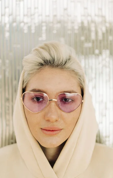 Mujer joven rubia con gafas de sol rosas — Foto de Stock