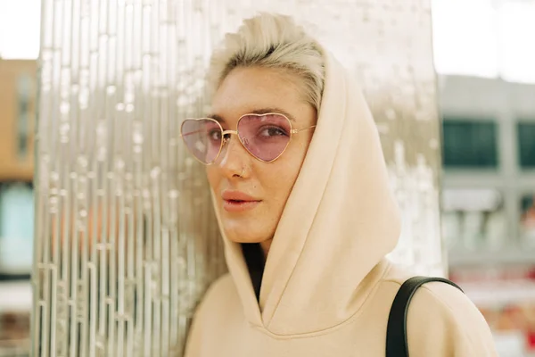 Blonde junge Frau mit pinkfarbener Sonnenbrille — Stockfoto