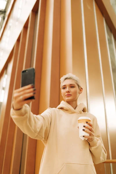 Blonde junge Frau macht Selfie — Stockfoto