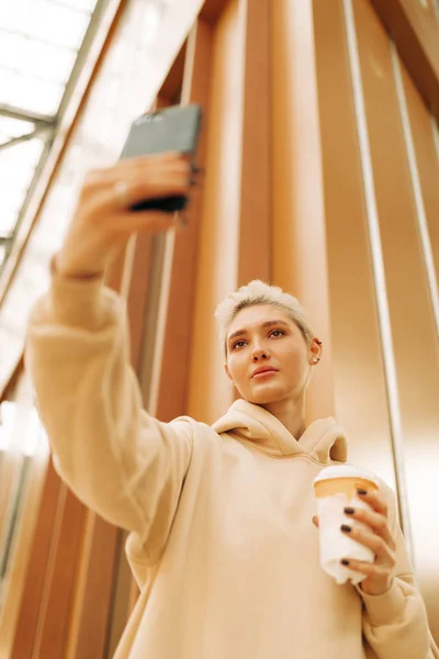 Blondynka młoda kobieta co selfie — Zdjęcie stockowe