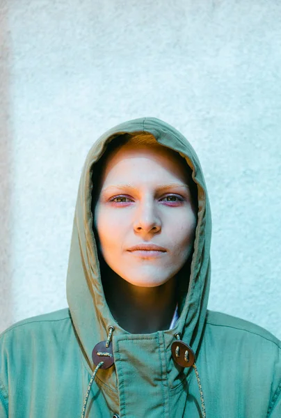Young Androgyne Woman with short blond hair on the street — ストック写真