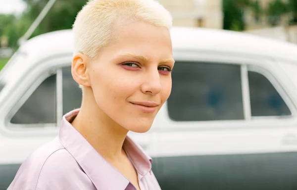 Giovane donna con i capelli molto corti — Foto Stock