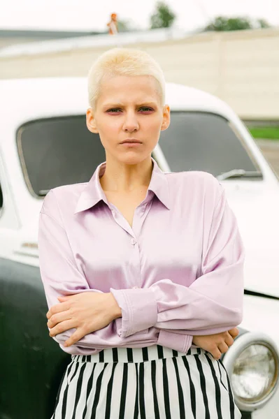 Jeune femme aux cheveux très courts — Photo