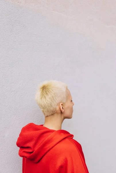 Junge androgyne Frau mit kurzen blonden Haaren — Stockfoto