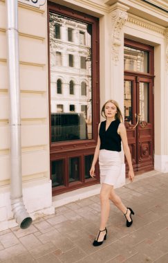 Genç ve güzel bir kadın sokakta yürüyor.