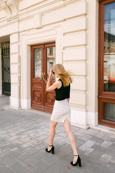 Giovane bella donna che cammina per strada — Foto Stock