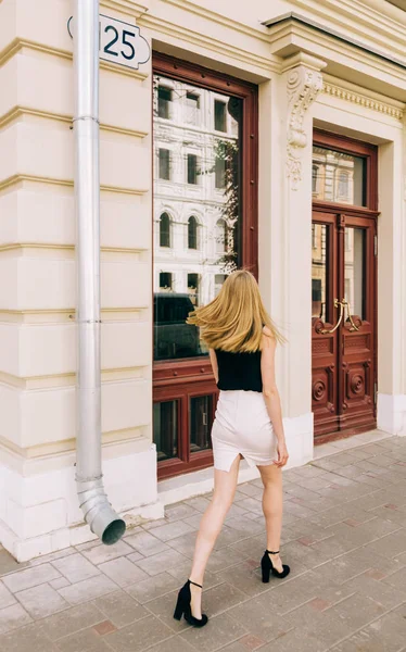 Jong mooi vrouw lopen op de straat — Stockfoto