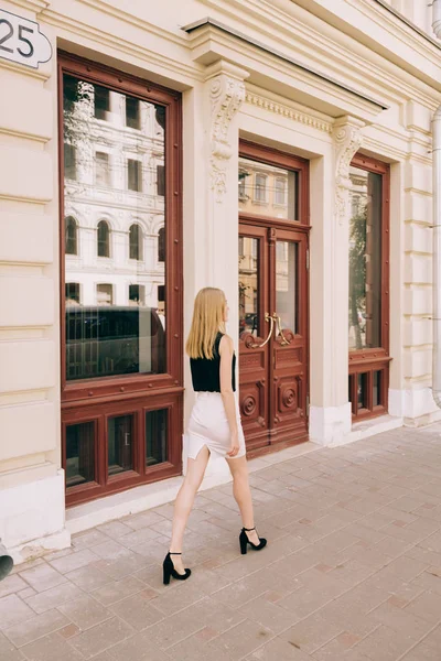 길을 걷고 있는 아름다운 여자 — 스톡 사진