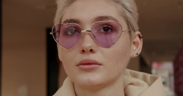 Blonde Junge Frau Mit Pinkfarbener Sonnenbrille — Stockvideo