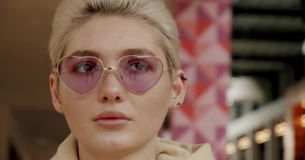 Mujer Joven Rubia Con Gafas Sol Rosas — Vídeo de stock