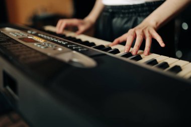 Kayıt stüdyosunda genç bir müzisyen, seçici odak