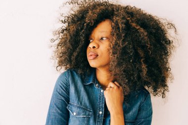 Afro-Amerikan genç kadın portresi, doğal yumuşak ışık