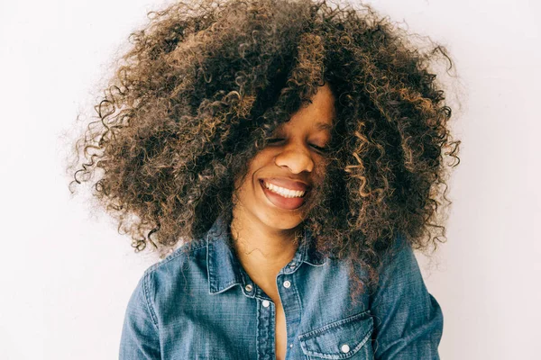 Porträtt Ung Afrikansk Amerikansk Kvinna Naturligt Mjukt Ljus — Stockfoto